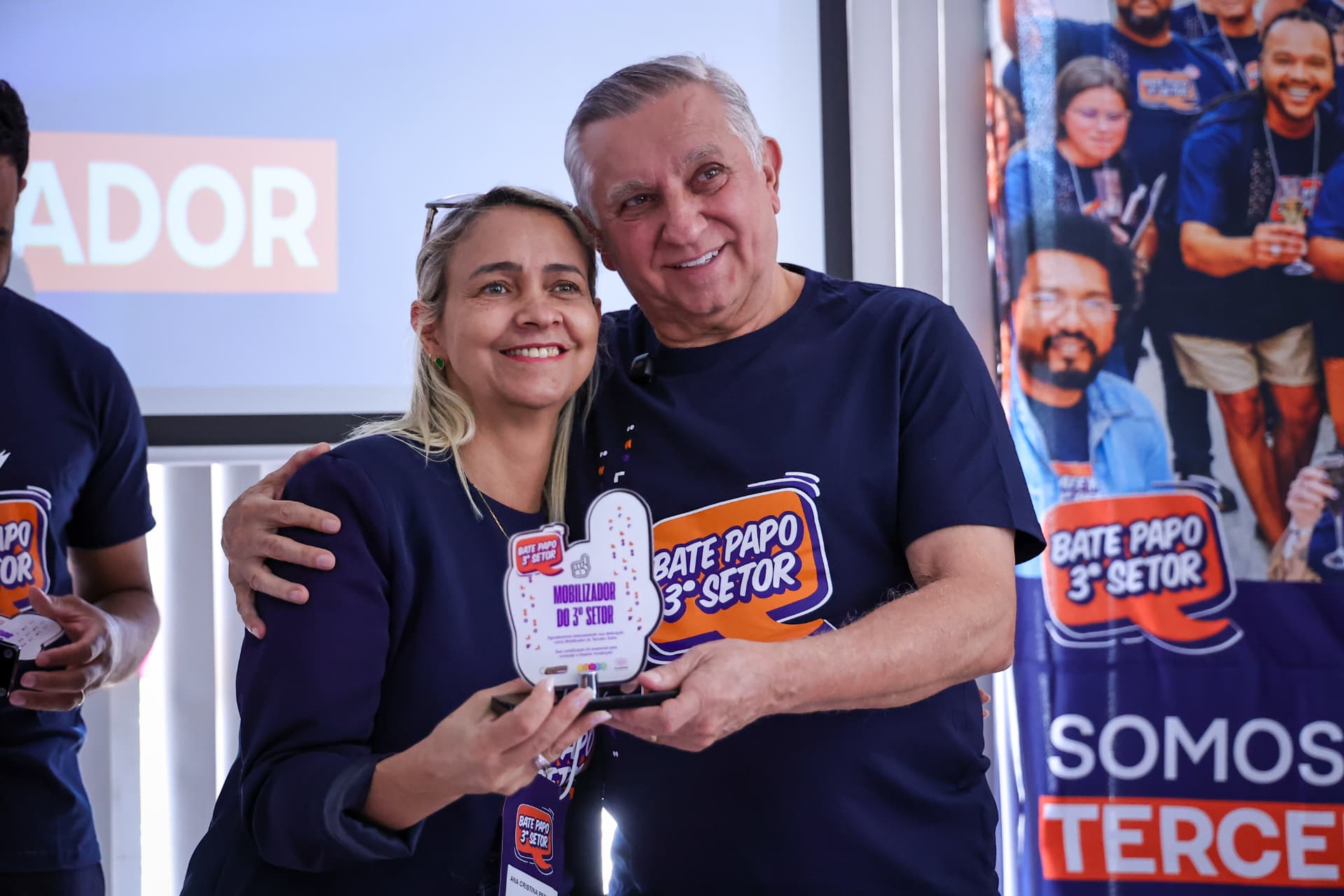 Entrega da placa de Mobilizador do 3º Setor durante um encontro