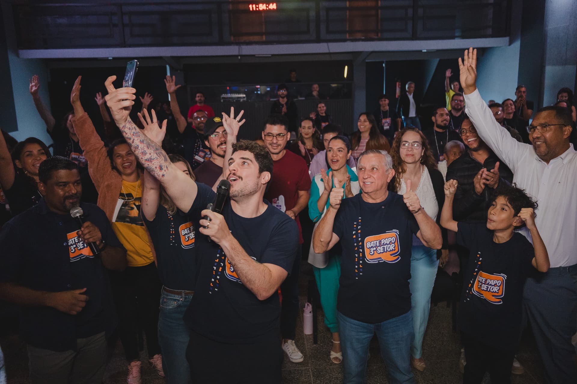 Participantes comemorando ao final de um encontro do Bate Papo 3º Setor