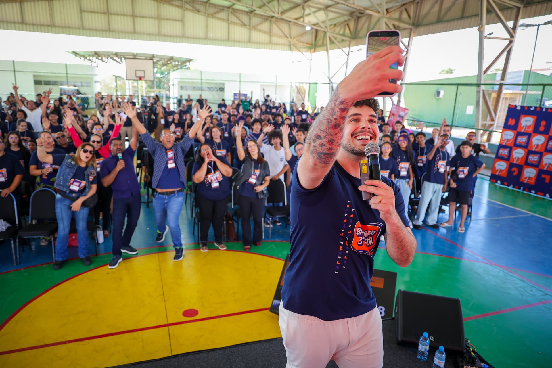 Apresentador registrando uma selfie com os participantes de um encontro
