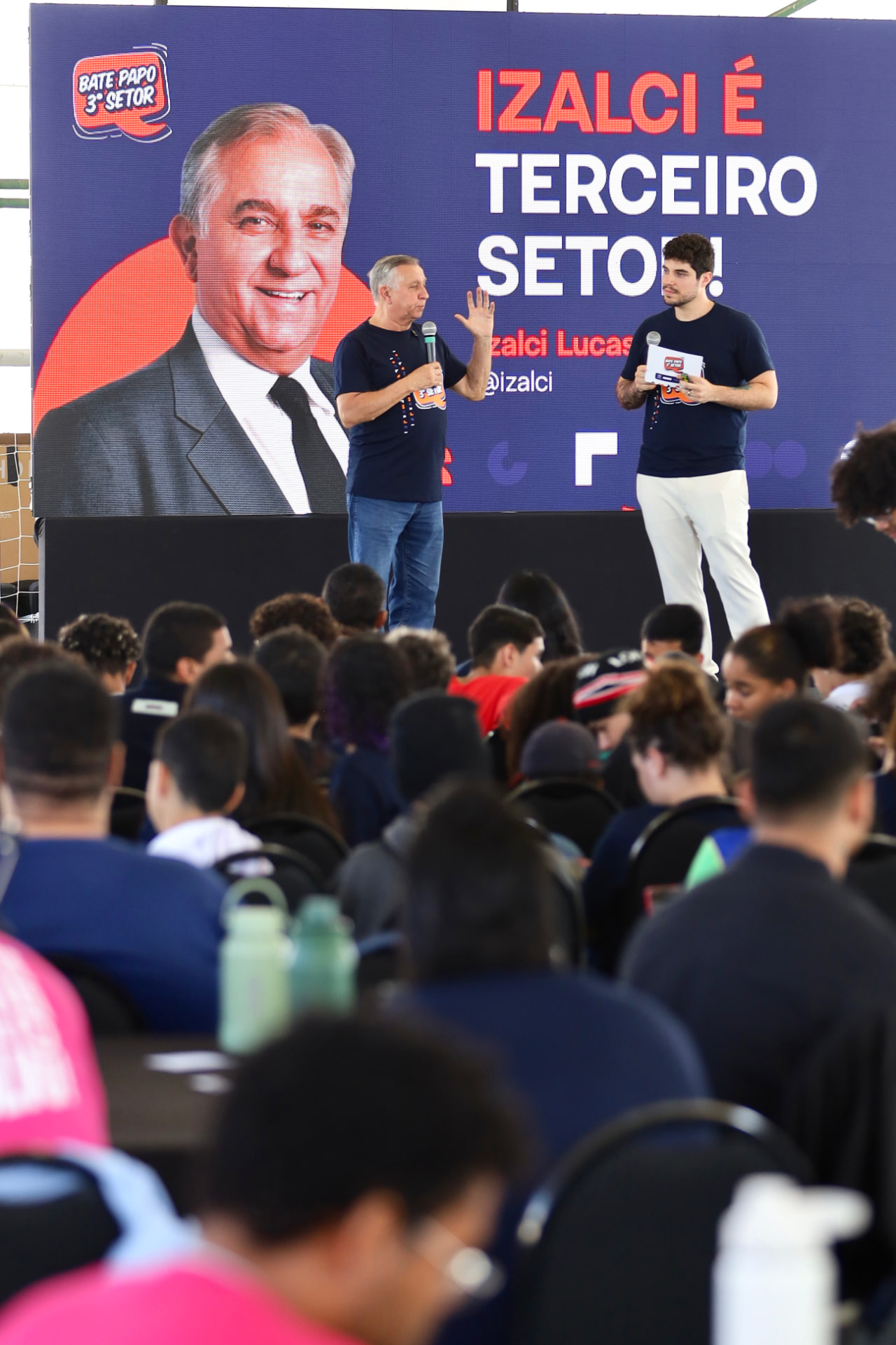 Palco de um encontro do Bate Papo 3º Setor com painel de LED e plateia