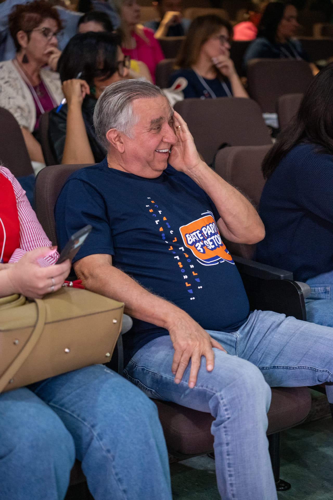 Participante sorrindo durante uma conversa do Bate Papo 3º Setor