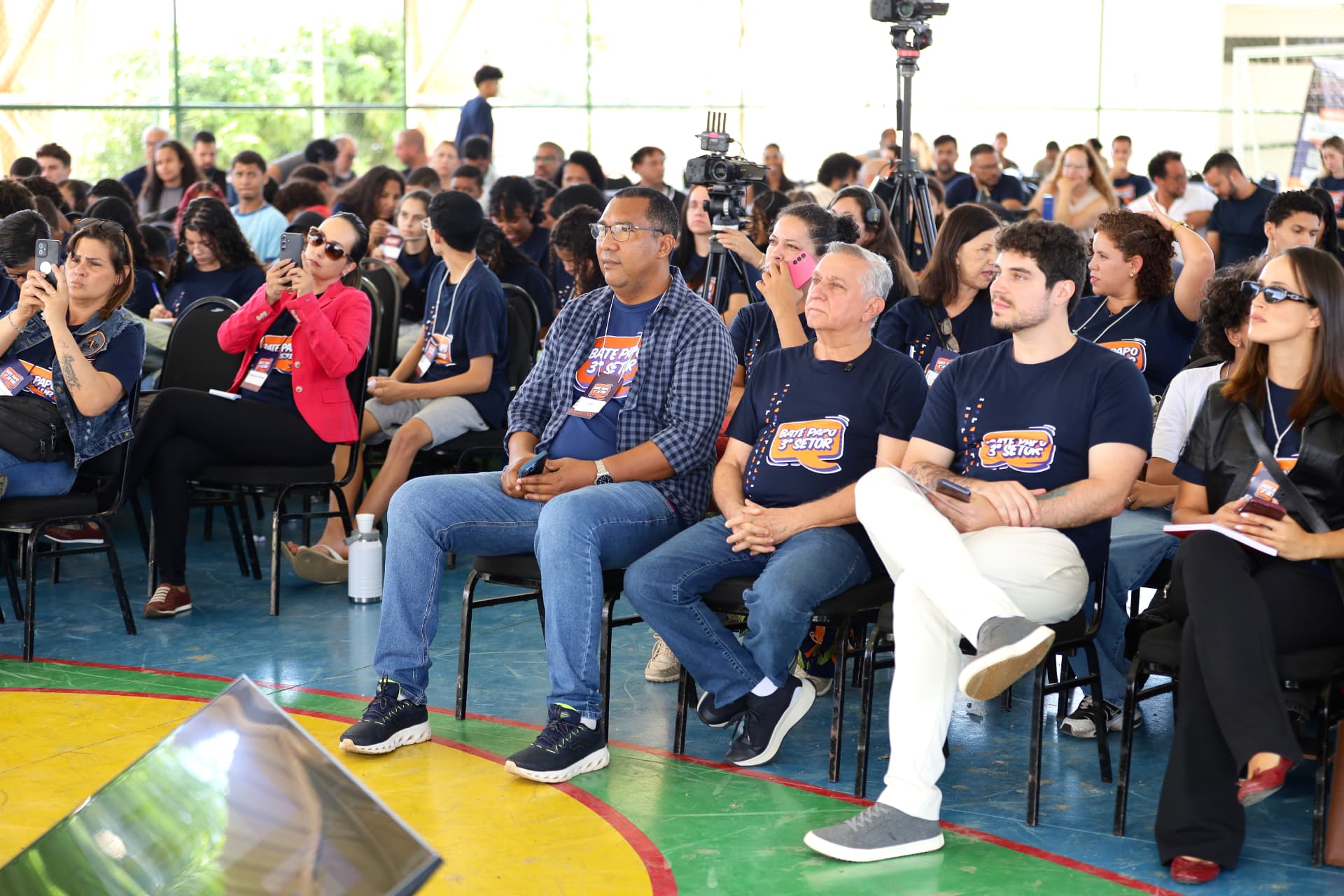 Plateia atenta usando camisetas do Bate Papo 3º Setor durante um encontro